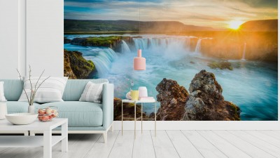 Fototapeta z panoramą cudownego wodospadu o zachodzie  słońca