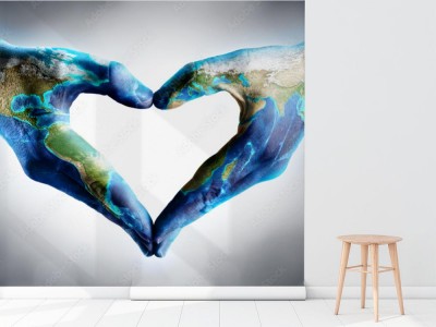 Fototapeta obchody dnia ziemi - serce w kształcie dłoni z mapą świata