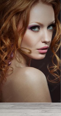 Fototapeta Piękna rudowłosa dziewczyna z jasnym makijażem i lokami 