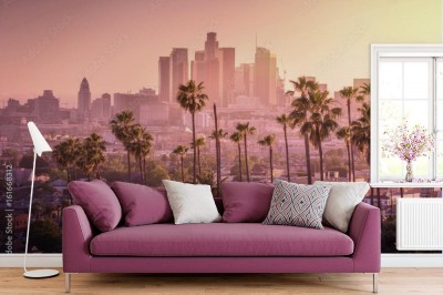 Fototapeta Piękny zmierzch Los Angeles w centrum linia horyzontu i drzewka palmowe w przedpolu
