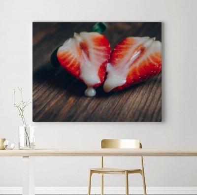 Obraz na płótnie Metafora seksu z truskawkami na drewnianym stole