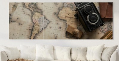 Obraz na płótnie Panoramiczne ujęcie abstrakcyjnego wzoru z mapą świata i aparatem fotograficznym w stylu retro