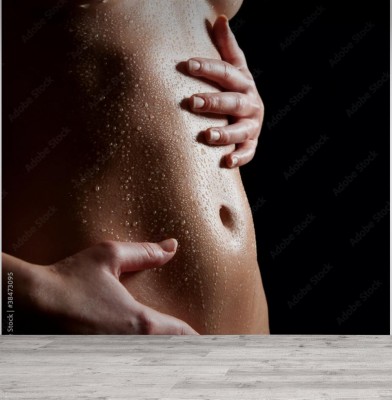 Fototapeta Mokry brzuch pięknej nagiej kobiety