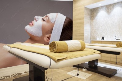 Fototapeta Relaks w salonie spa z maską kosmetyczną na twarz