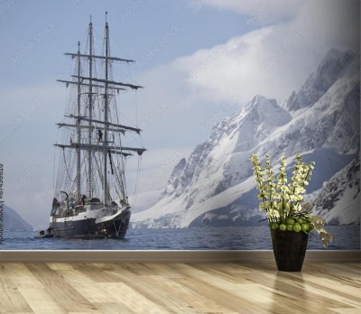 Fototapeta Statek turystyczny na tle górskiego szczytu