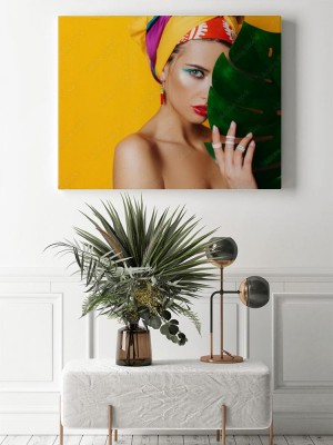 Obraz na płótnie Kobieta za liściem