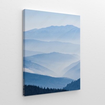 Obraz na płótnie Widnokrąg z zamglonymi górami w niebieskim odcieniu