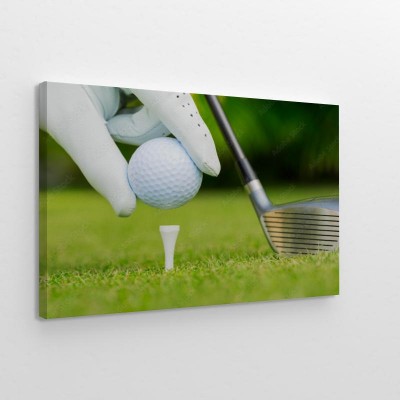 pilka-golfowa-na-polu-golfowym