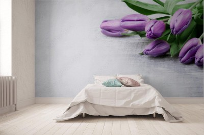 Fototapeta Luksusowe świeże modne fioletowe tulipany na drewnianym tle