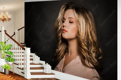 Fototapeta Blondynka ze stylową fryzurą i stylizacją na ciemnym tle