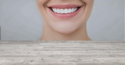 Fototapeta Idealny żeński uśmiech na szarym tle