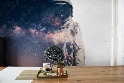 Fototapeta do pokoju nastolatka młodzieżowym wzorem skafandra astronauty zlewającym się z galaktyczną drogą mleczną