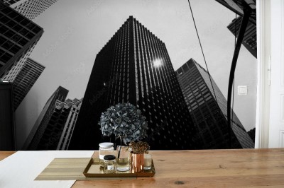 Fototapeta Widok z dołu na wieżowce, skrzyżowanie i sygnalizację świetlną w czerni i bieli