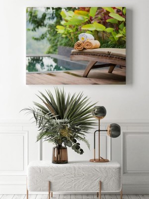 Obraz na płótnie Ręczniki z kwiatami frangipani w balijskim spa