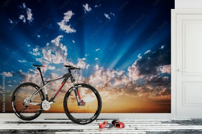 Fototapeta Niesamowity wschód słońca z chmurami, które emitują światło