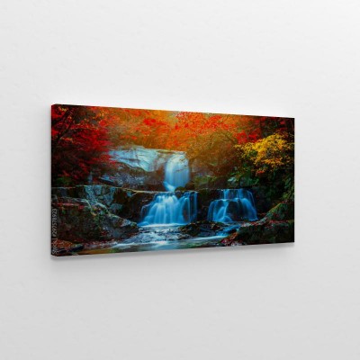 piekna-jesienna-panorama-mieniacych-sie-kolorowych-lisci-nad-wodospadem