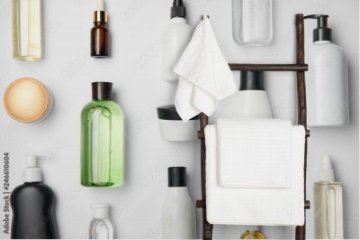 Fototapeta Odgórny widok różne kosmetyk butelki i zbiornik na białym tle