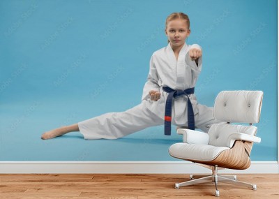 dziewczynka-w-pozycji-karate