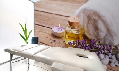 Fototapeta Spa martwa natura z olejkiem lawendowym, białym ręcznikiem i perfumowaną świecą na naturalnym drewnie