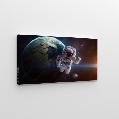 Obrazy do salonu Astronauta lewituje na tle ziemi