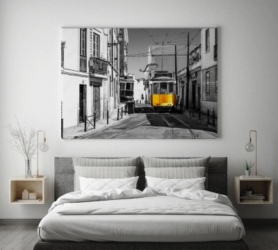 zolty-tramwaj-na-starych-ulicach-portugalii