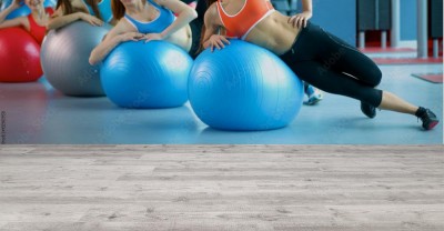 Fototapeta Grupa ludzi w klasie Pilates na siłowni