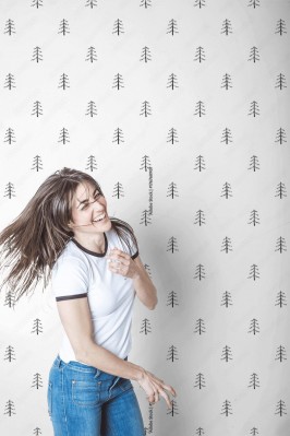 Tapeta z klasycznym skandynawskim wzorem konturowych drzewek na białym tle