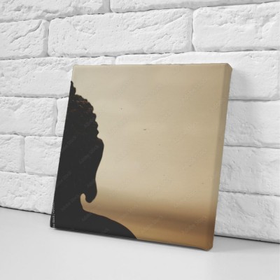budda-pod-swiatlo-w-medytacji-w-kierunku-wschodzacego-slonca