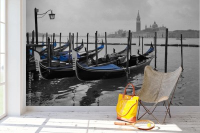 Fototapeta Niebieski element w czarno białej Wenecji