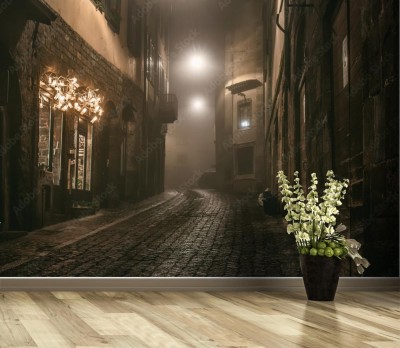 Fototapeta Stara europejska wąska pusta ulica średniowiecznego miasteczka w mglisty wieczór