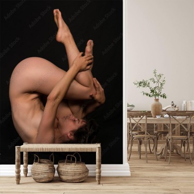 Fototapeta Brunetka nago na czarnym tle