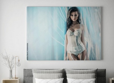 Obrazy do salonu Piękna brunetka w bajecznej bieliźnie