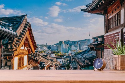 bukchon-hanok-village-stary-tradycyjny-koreanski-dom-z-turysta
