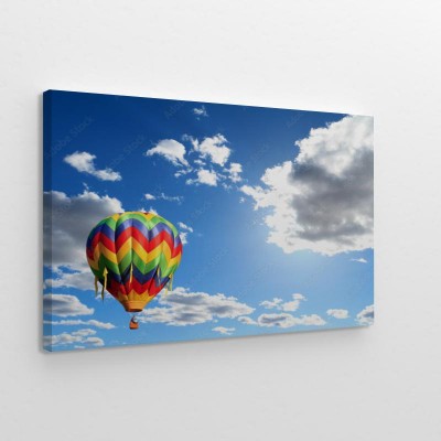 latajacy-balon-powietrzny-na-tle-nieba