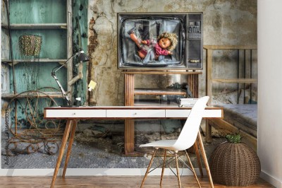 Fototapeta Rozbity telewizor z lalką na ekranie w zrujnowanej sypialni