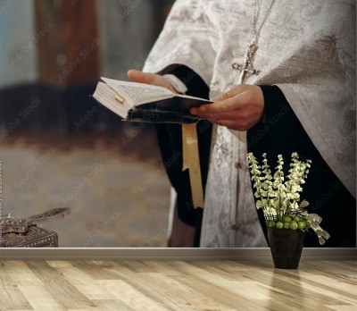 Fototapeta Ksiądz czyta świętą biblię podczas ortodoksyjnej ceremonii ślubnej