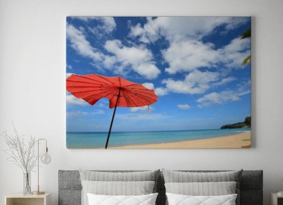 Obraz na płótnie Piękna piaszczysta plaża z parasolem
