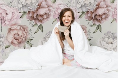 Tapeta z wzorem w piwonie na jasnym tle