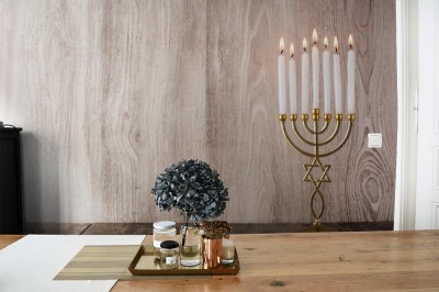 Fototapeta Żydowska menora Chanuka na drewnianym stole
