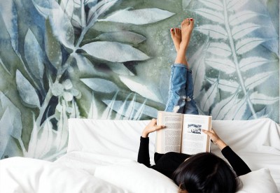 Tapeta do salonu z modnym motywem roślinnym 