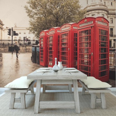 Fototapeta Czerwone budki telefoniczne w stylu vintage na deszczowej ulicy w Londynie