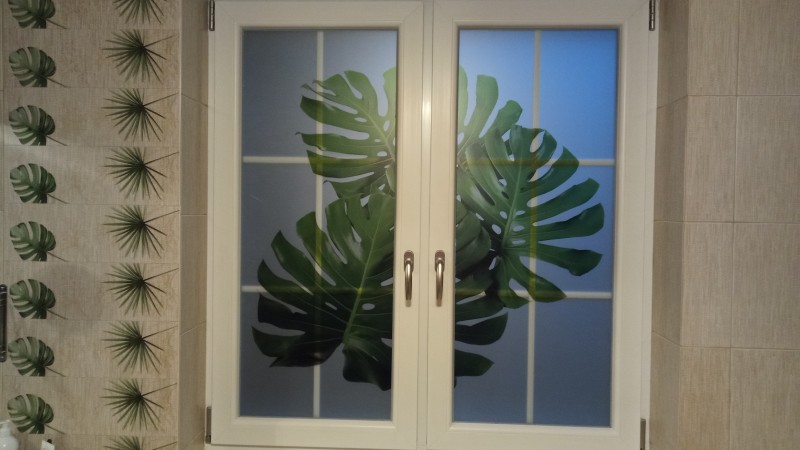 Folia na okno łazienkowe z tropikalnym liściem Monstera